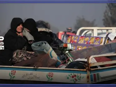 مئات العائلات الهاربة من جحيم المعارك بريفي إدلب الجنوبي والشرقي تصل بلدة الفوعة وتتقاسم المنازل المدمرة - وكالة ستيب نيوز