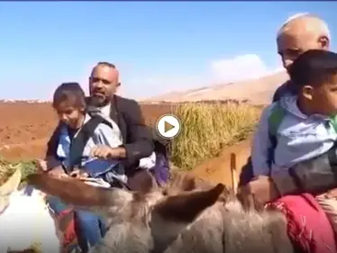 بالفيديو|| كرمال بالمستقبل ما يطلعوا "حمير" بدنا نوديهن "عالحمير".. وسيلة نقل جديدة لطلاب المدارس في لبنان بعد الأزمة الاقتصادية في البلاد - وكالة ستيب نيوز