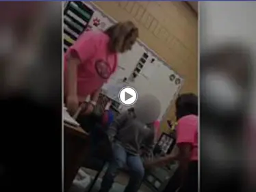 بمضرب خشبي وأمام والدتها.. مديرة مدرسة تعتدي على طالبة بالضرب المبرح (فيديو) - وكالة ستيب نيوز