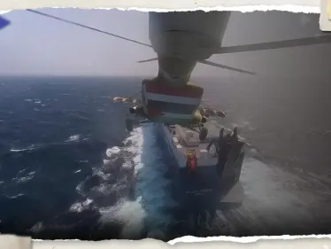 بالفيديو|| لحظة إنزال الحوثيين على السفينة في البحر الأحمر واحتجازها - وكالة ستيب نيوز