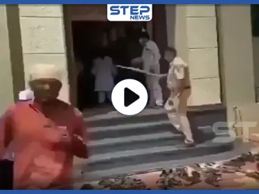 بالفيديو|| الشرطة الباكستانية تنهال بالضرب على مصلين خرقوا الحجر الصحي.. وباكستاني يقتل "كورونا" بالعصا! - وكالة ستيب نيوز