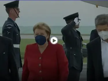 بالفيديو|| زوج ميركل الغاضب يظهر بجانبها حاملاً الحقيبة.. والأخيرة تتعرض لموقف محرج أمام الكاميرات - وكالة ستيب نيوز