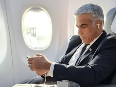 يائير لبيد في أبوظبي بأول زيارة خارجية له وسيشرف خلالها على حدثين - وكالة ستيب نيوز