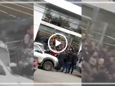 بالفيديو || "مصارعة حرة" بين محتجون والقوى الأمنية أمام أحد البنوك شمال لبنان - وكالة ستيب نيوز