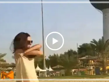 فتاة تظهر بثوب السباحة "البكيني" أمام أبراج الكويت... وتشعل موجة غضب في الأوساط المحلية( فيديو) - وكالة ستيب نيوز