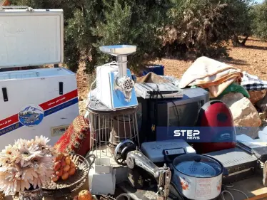 شاهد بالصور || "الفقر" يدفع نازحي إدلب لبيع أغراضهم المنزلية على الحدود السورية التركية ! - وكالة ستيب نيوز