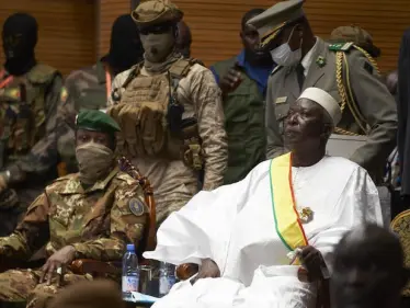 بوادر انقلاب.. اعتقال رئيس مالي ورئيس الوزراء وكبار المسؤولين واحتجازهم في قاعدة كاتي العسكرية - وكالة ستيب نيوز