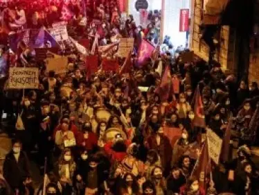 بالفيديو|| مظاهرات غاضبة تجتاح إسطنبول وأنقرة تطالب أردوغان بالتنحي واستقالة حكومته بسبب هبوط الليرة - وكالة ستيب نيوز