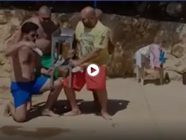 بالفيديو|| مع "رقصة التابوت".. شباب يودعون منقل المشاوي بطريقة طريفة في لبنان - وكالة ستيب نيوز