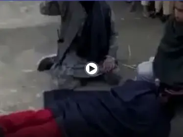 بالفيديو|| بنطالها الأحمر تسبب بكارثة.. حركة طالبان تجلد فتاة وسط الشارع بالسوط على مؤخرتها - وكالة ستيب نيوز