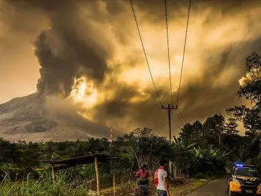 فرار جماعي عقب ثوران مفاجئ لـ بركان في إندونيسيا والسكان يصيحون فزعا "الله أكبر" (فيديو) - وكالة ستيب نيوز