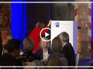 شاهد بالفيديو|| ردّة فعل ميركل لحظة سقوطها على خشبة المسرح على الهواء مباشرة - وكالة ستيب نيوز