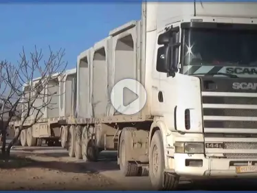 بالفيديو || عدسة ستيب ترصد دخول تعزيزات تركية تضم "شاحنات ومعدات إسمنتية" باتجاه طريق الـ m4 جنوبي إدلب - وكالة ستيب نيوز