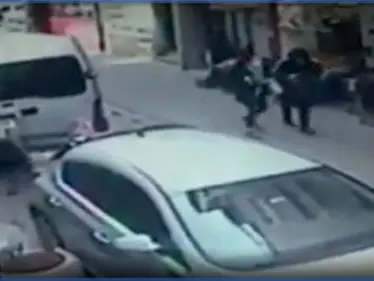 بالفيديو|| تركي يضرب ويطعن زوجته في الشارع عدّة مرات والمارّة يشاهدون ولا يفعلون شيئاً - وكالة ستيب نيوز