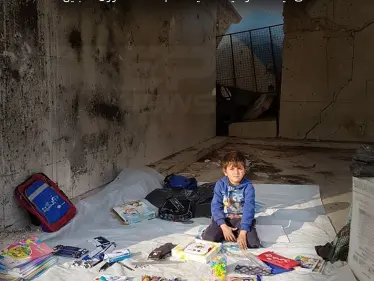 طفل مهجر من مدينة البوكمال بريف دير الزور يبيع أغراض مدرسية على خيمة للأمم المتحدة - وكالة ستيب نيوز