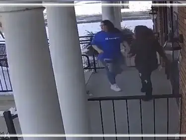 بالفيديو||شجاعة فتاة مسلمة في أمريكا تبهر رواد مواقع التواصل الاجتماعي - وكالة ستيب نيوز