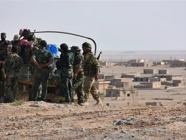 عنصر من داعش يدل النظام السوري على موقع مليء بالأموال والذهب والوثائق وأسلحة أمريكية بدير الزور - وكالة ستيب نيوز