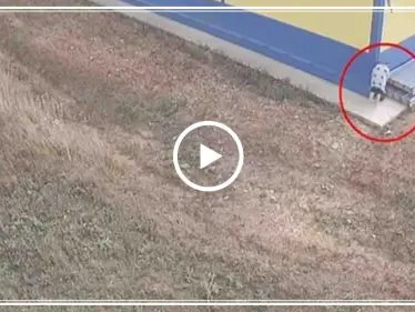 شاهد بالفيديو|| أم تضع رضيعها على أحد الأرصفة بعد لفه بكيس - وكالة ستيب نيوز