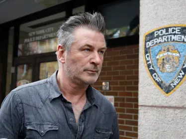 الشرطة الأمريكية تكشف تفاصيل حادثة الممثل أليك بالدوين وتُحدد كيف وُجد السلاح المذخّر - وكالة ستيب نيوز