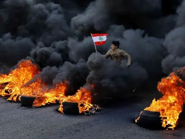 قطع طرقات ودخان الإطارات المشتعلة يغطي بيروت وميشيل عون يغادر البلاد - وكالة ستيب نيوز