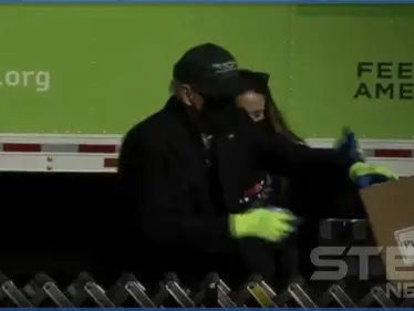 بالفيديو|| بايدن وجيل يطعمان الفقراء عشية تنصيبه رئيساً.. وترامب أمام 7 جرائم قد تؤدي لسجنه - وكالة ستيب نيوز