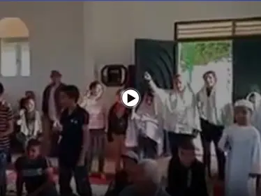 من داخل أحد مساجد ريف جبلة.. فتيات وأولاد يهتفون لــ بشار الأسد (فيديو) - وكالة ستيب نيوز