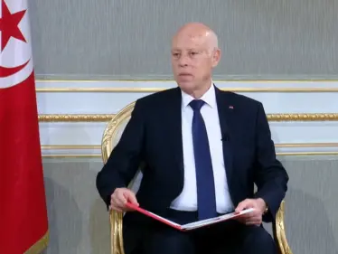 ملك عربي يبعث برسالة إلى قيس سيعد سلّمها وزير خارجيته باليد وآخر سلّمها وزيره "شفهياً" - وكالة ستيب نيوز