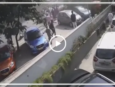 سيارة في الهند تقع من أعلى جسر على رؤوس المارة وتوقع قتلى وجرحى! - وكالة ستيب نيوز