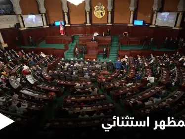 بخوذة وسترة واقية... تحضر النائبة "المثيرة للجدل" عبير الموسي جلسة البرلمان التونسي - وكالة ستيب نيوز