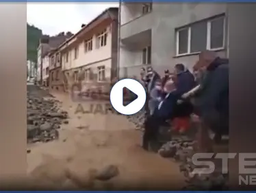 بالفيديو|| لقطات محرجة لوزير الداخلية التركي سليمان صويلو لحظة انزلاقه بالسيول - وكالة ستيب نيوز