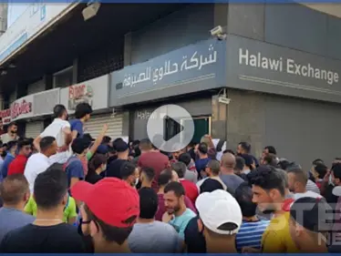 بالفيديو|| قتال شوارع وضرب سكاكين في لبنان أمام محلات الصرافة لأجل الدولار - وكالة ستيب نيوز