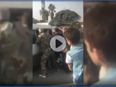 بالفيديو|| مقاتلان بقوات النظام السوري يعتديان بالضرب على مريض وسط حافلة بدمشق وزوجته تستغيث - وكالة ستيب نيوز