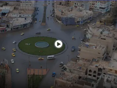 بالفيديو|| قيدته بالحبال خوفاً عليه حتى لا يأكل القمامة.. مسنة تربط حفيدها بعد تخلي والديه عنه - وكالة ستيب نيوز