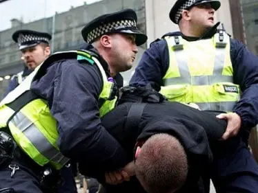 الشرطة البريطانية تعتقل مسلحاً تسلل لساحة قلعة وندسور تزامناً مع تواجد الملكة إليزابيث - وكالة ستيب نيوز