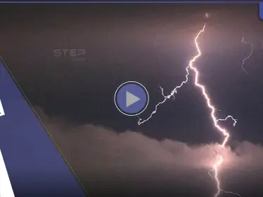 شاهد|| حولت مظلته لشظايا نارية.. صاعقة رعدية تضرب رجلاً أثناء سيره بأحد طرقات إندونيسيا - وكالة ستيب نيوز