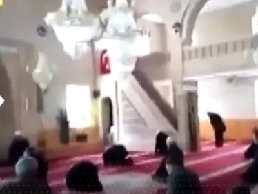 بعد أن فاجأهم الزلزال.. شاهد ماذا فعل مصلون داخل أحد مساجد ولاية أكساري التركية - وكالة ستيب نيوز