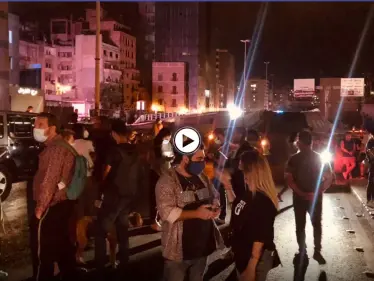 محتجون يشعلون الوضع في لبنان بسبب تردي الأوضاع الاقتصادية ويقطعون طرقات رئيسية في بيروت (فيديو) - وكالة ستيب نيوز