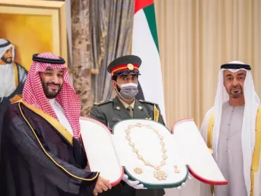 شاهد لحظة تقليد ولي عهد أبوظبي وسام "زايد" من الدرجة الأولى لولي العهد السعودي - وكالة ستيب نيوز