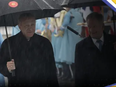 بالفيديو || أردوغان يعطي صحفي فنلندي هدية "غير متوقعة" بعد الموافقة على طلب بلاده بالانضمام للناتو - وكالة ستيب نيوز