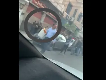 بالفيديو|| مطاردة جماعية لمواطن سرق ربطة خبز بدمشق.. وإيدي كوهين يسخر من "سوريا الأسد" لغرابة المشهد - وكالة ستيب نيوز