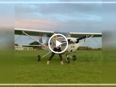 أول لاجئة سورية "محجبة" تحلّق بطائرة في بريطانيا وتوجه رسالة للاجئين (شاهد) - وكالة ستيب نيوز