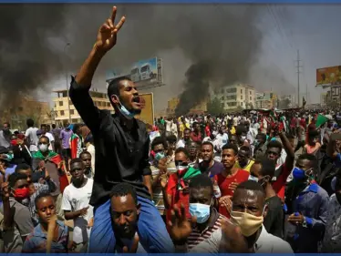 بالفيديو || احتجاجاً على تردي الأوضاع.. مظاهرات في شوارع الخرطوم تقابلها قنابل الغاز - وكالة ستيب نيوز