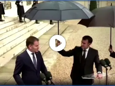 بالفيديو|| "لن أسلم مظلتي".. إيمانويل ماكرون يبعد مساعديه ويرفع مظلته الخاصة لرئيس وزراء سلوفاكيا - وكالة ستيب نيوز
