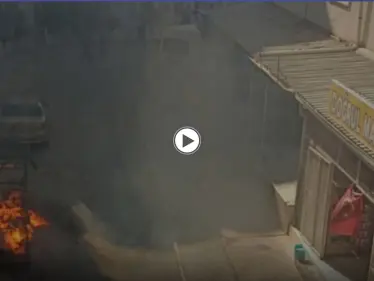 بالفيديو|| أتراك يهاجمون منازل السوريين في إزمير ويحرقون سياراتهم بعد مقتل شاب تركي على يد آخر سوري - وكالة ستيب نيوز