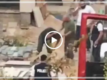 بالشتائم والكفر واللكمات.. موظف لبناني يتهجم على نازح سوري لهذا السبب (فيديو) - وكالة ستيب نيوز