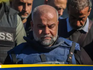 بالأحضان.. محمد أبو تريكة يواسي الصحفي وائل الدحدوح في وفاة والدته (فيديو) - وكالة ستيب نيوز