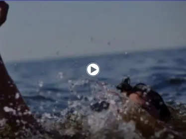 بالفيديو|| فتاة سورية تكاد تغرق في إسطنبول وبائع جوال يرمي نفسه بالبحر بعد سماع صراخها وينقذها - وكالة ستيب نيوز