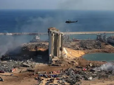 قاضي انفجار مرفأ بيروت يكشف عن فرضيتين سببتا الانفجار ثم ينفي وأهالي الضحايا يحتجّون - وكالة ستيب نيوز