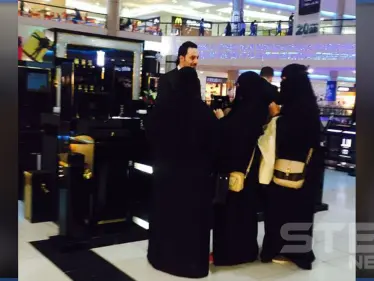 بالفيديو|| "الله يخليك وخر الكمامة".. توسل فتاة سعودية لبائع عطور لرؤية وجهه تثير ضجة في المملكة - وكالة ستيب نيوز