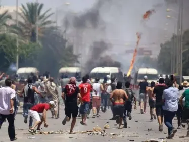 الأمن التونسي يطوق البرلمان واحتجاجات واسعة تطالب بإسقاط الحكومة وحركة النهضة - وكالة ستيب نيوز